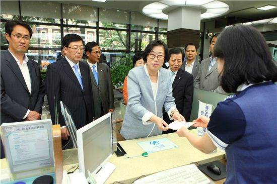 윤진숙 해수부 장관, 수협銀 '사랑해독도통장' 가입