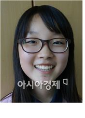 '건치 대상' 김하나 어린이(강진 성전초등학교 6학년)

강진군보건소는 지난 3일 구강보건의 날 행사에서 관내초등학교 학생을 대상으로 건치아동 선발대회를 개최, 15명의 건치아동을 선발했으며, 강진성전초등학교 6학년 김하나 어린이(사진)가 대상을 차지했다.



