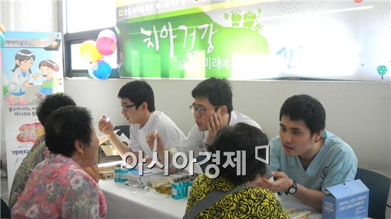 강진보건소 공중치과 보건의들이 지난 4일 제68회 구강보건의 달을 맞아 농어촌버스공용정류소에서 주민들을 대상으로 무료 구강검진을 실시하고 있다.
 
