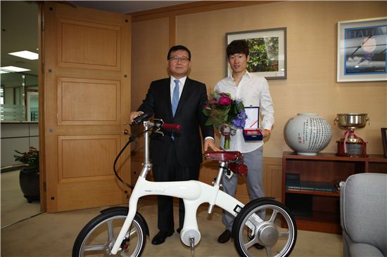 정몽원 회장, 박지성 선수에 전기자전거 전달