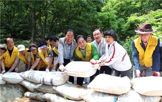 [포토]산사태 취약지구 까치산 배수로 흙마대 쌓아 