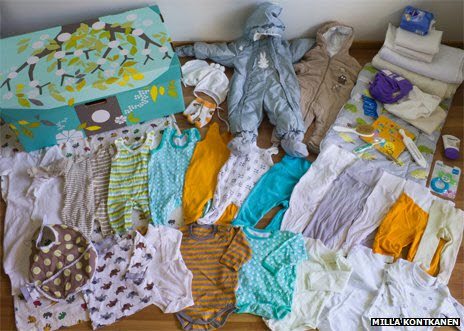 ▲ 핀란드 정부가 지급하는 출산 선물상자 속에는 신생아에게 필요한 아기용품 대부분이 들어 있다. (출처: BBC매거진 홈페이지)