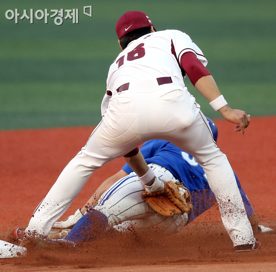 [포토] 강정호 '정형식 엉덩이를 툭'