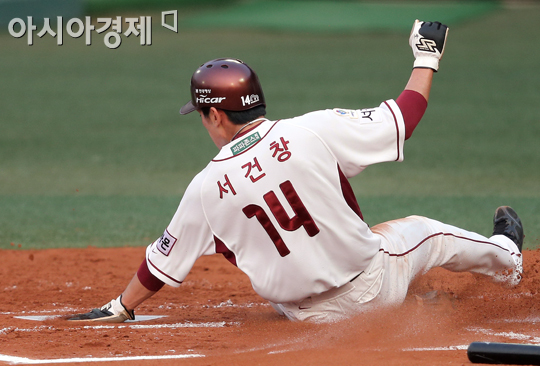 [포토] 서건창 '손 쉽게 선취득점~'