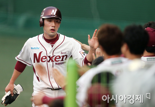 [포토] 홈인 서건창 '가볍게~'