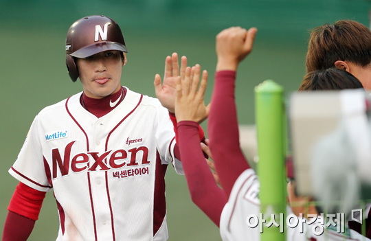 [포토] 홈인하는 장기영 '혀 빼꼼'