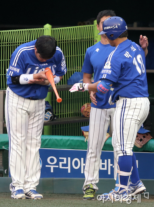 [포토] 진갑용 '박석민님, 배트 여기 있습니다'