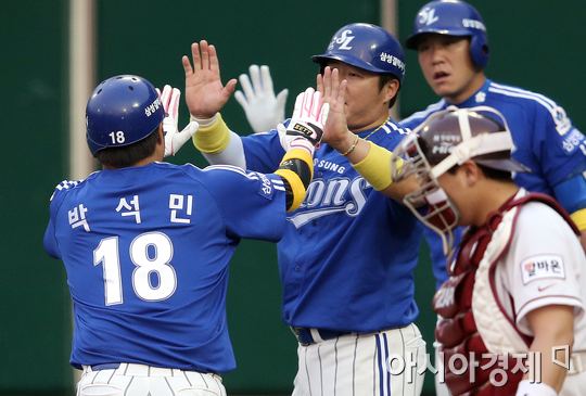 [포토] 동점 투런홈런 박석민 '받은만큼 돌려줘야죠'