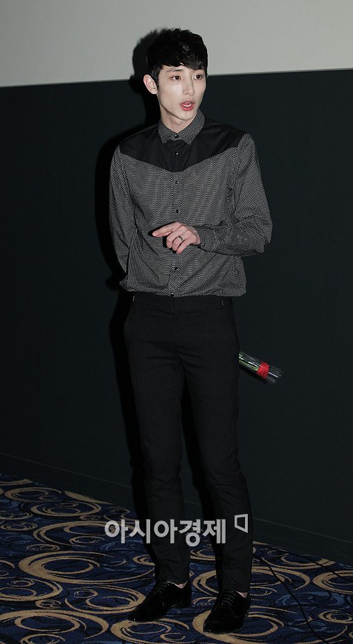 [포토]이수혁, 꽃 한송이 선물 준비했어요!