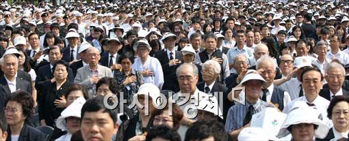 [포토]제58회 현충일 추념식, 국민의례하는 시민들