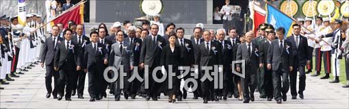 [포토]헌화 마친 박근혜 대통령