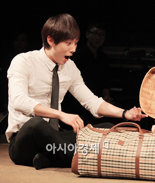 [포토]깜짝 놀란 백성현, 뭘 봤길래?