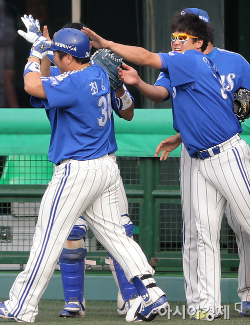 [포토] 안지만 '최형우의 뒤통수를 노린다'