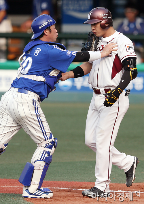 [포토] 진갑용-이택근 '충돌'