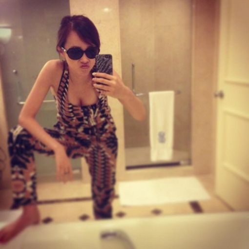 아유미, 점프수트로 섹시한 볼륨 몸매 과시…'가슴선이!' 