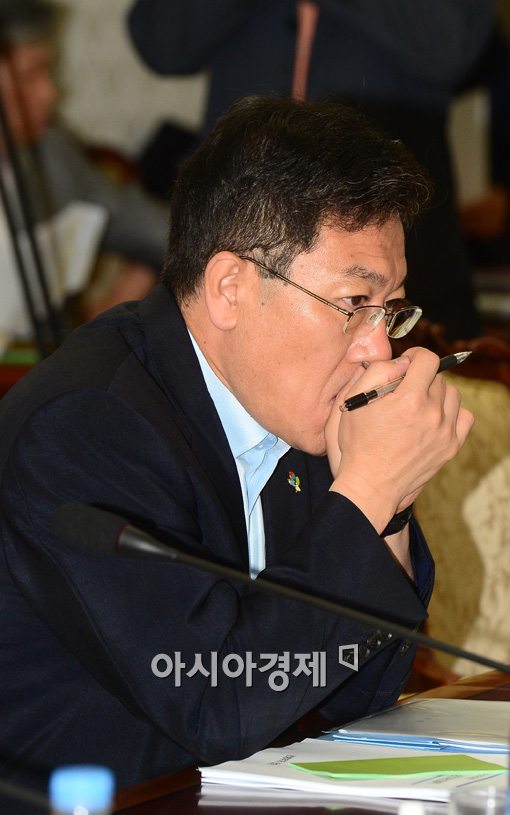 [포토]심각한 표정의 윤상직 산업통산자원부 장관 