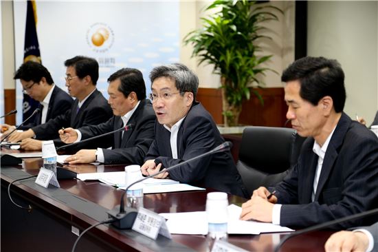 고승범 금융위원회 사무처장(사진 오른쪽에서 두번째)이 회의에 앞서 모두발언을 하고 있다.