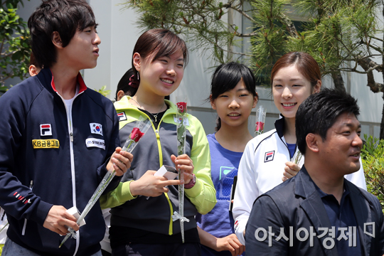 [포토] 김연아 '후배들과 장미꽃 미소'