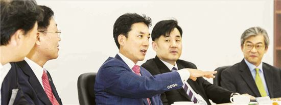 아시아경제신문과 박민식 새누리당 의원(국회 정무위원회 여당 간사)이 공동 주최한 '금융, 창조에 길을 묻다' 정책토론회가 지난 5일 서울 여의도 국회도서관에서 열렸다. 이날 토론회와 함께 열린 정책 좌담회에서 박 의원과 금융투자업계 대표 10여명이 주요 현안 등을 토론하고 있다. 사진 오른쪽부터 이승국 동양증권 사장, 윤경은 현대증권 사장, 박 의원, 나재철 대신증권 사장, 박종인 아시아경제신문 편집국장. 사진=윤동주 기자 doso7@