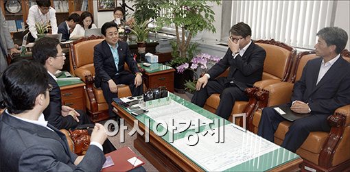 [포토]민주당 찾아간 류길재 통일부 장관
