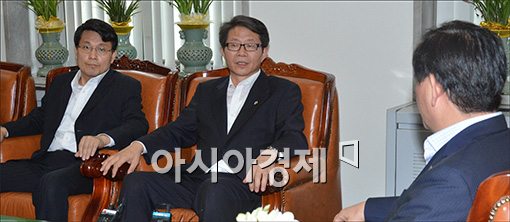 [포토]새누리당 찾아간 류길재 통일부 장관