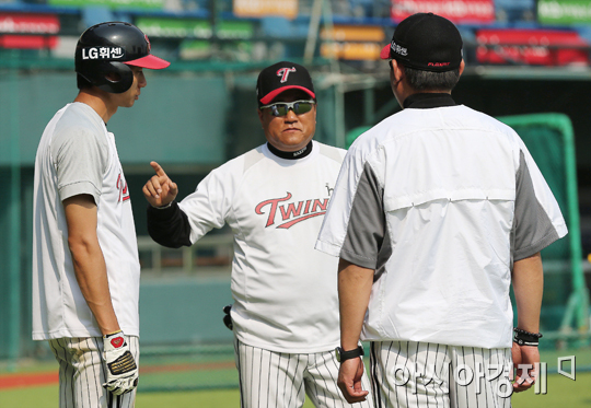 [포토] 김무관 코치 '감독님 어제 김용의 홈런, 어마어마했죠?'