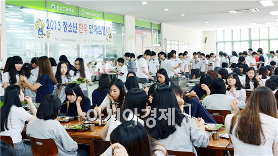 학교급식에 등장한  한우  '참 맛있어요'