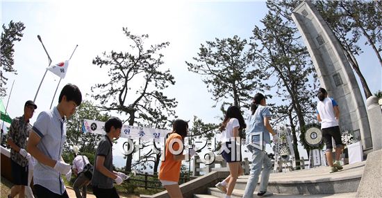 제 58회 현충일 추념식

제 58회 현충일인 6일, 전남 강진군 강진읍 보은산 자락 충혼탑 광장에서 거행된 강진군 추념식에 보훈가족과 학생, 공무원 등 500여 명이 참석, 헌화와 분향을 하며 선열들의 넋을 기리고 있다.
