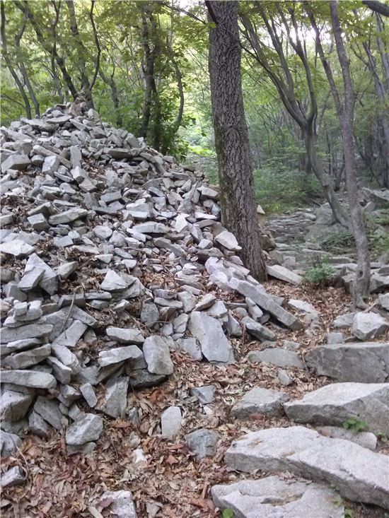 ▲계룡산 등산로 곳곳에는 돌부덤이 많다. 얼마나 많은 사람들이 돌 하나하나를 던졌을까. 