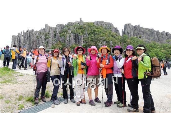 [포토]여성경제인도 무등산 정상 지왕봉 앞에서 파이팅!