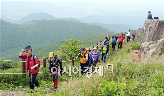 [포토]무등산 정상 '지왕봉'  올라가는 등산객 행렬