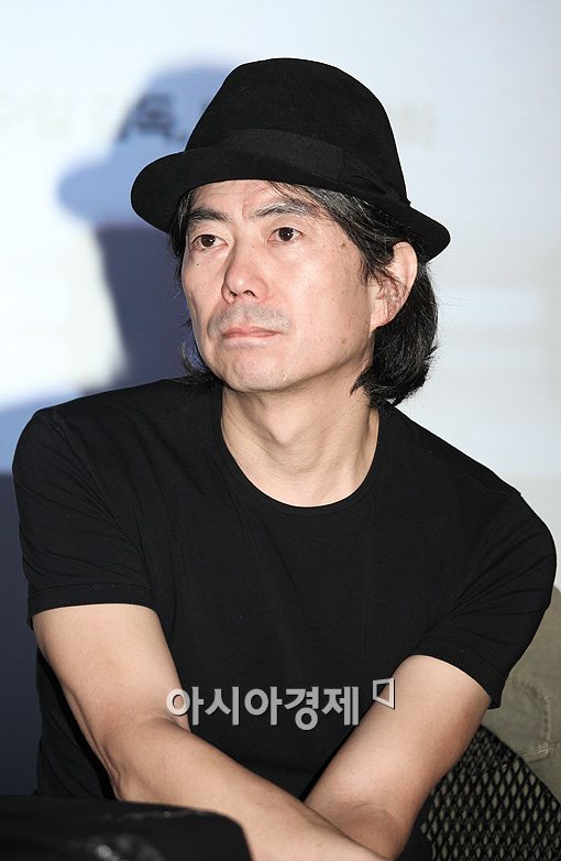 [포토]질문을 듣고 있는 전수일 감독