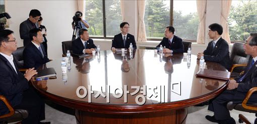 [포토]환담 중인 남북 장관급 회담 실무접촉 대표단