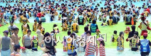 [포토]폭염 속 물놀이장