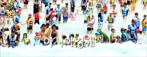 [포토]파란 하늘아래 즐기는 물놀이