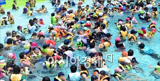 [포토]파도 즐기는 시민들