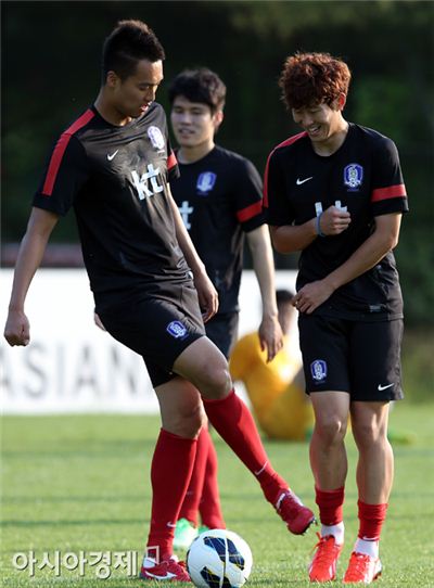 김신욱(왼쪽)과 손흥민(오른쪽)은 대표팀 내에서 둘도 없는 단짝이다. [사진=정재훈 기자]