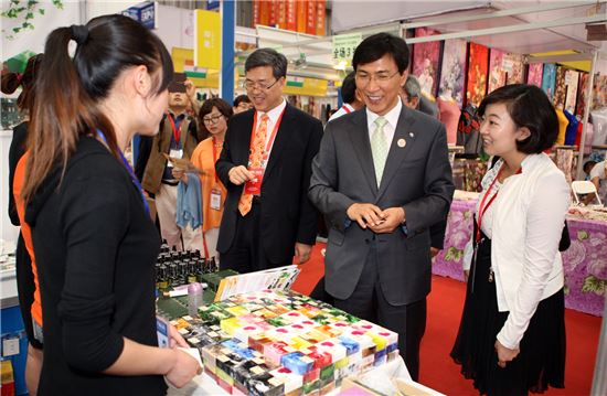 안희정 충남도지사가 중국 윈난성에서 열린 ‘제1회 중국-남아시아 박람회’ 개막식에 참석해 전시 제품을 둘러보고 있다. 