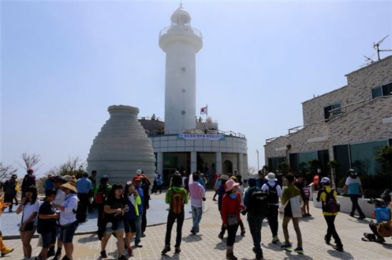 태안 앞바다 옹도등대, 106년 만에 일반에 공개 