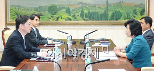 [포토]밤을 지새운 남북 접촉 회담, 12일 남북당국회담 개최 결정 