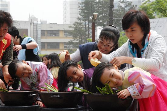 단오 창포머리감기
