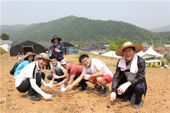 ▲김창룡 표준협회장(맨 오른쪽)이 지난 5월 경기도 양평군 여물리에서 직원들과 농촌 봉사활동을 하고 있다.