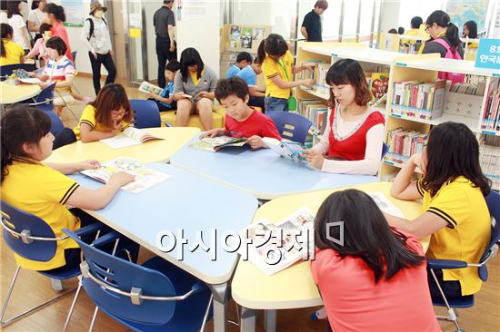 장흥서초등학교 학생들 '책방나들이' 행사 큰 호응 