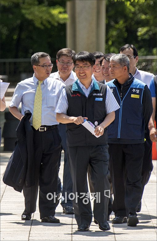 [포토]'노조위원장과 함께 취임식장으로~'