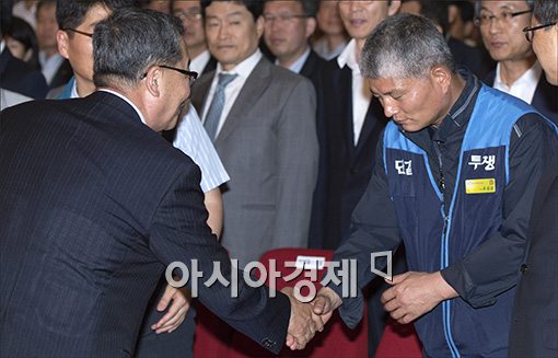 [포토]노조위원장과 악수하는 이재영 신임 LH사장
