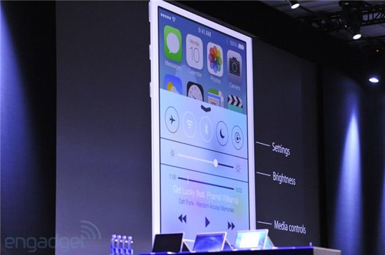 [WWDC2013]애플, 확 바뀐 'iOS7' 발표…달라진 기능은?
