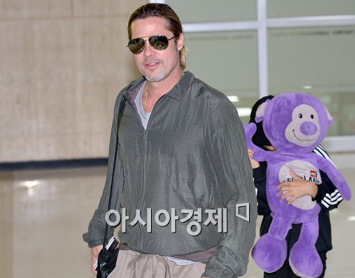 [포토]브래드 피트 뒤 얼굴 가린 아이는 누구?