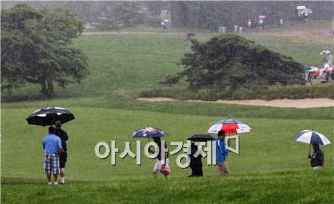  갤러리가 우산을 들고 US오픈 연습라운드를 지켜보고 있다. 사진=Getty images/멀티비츠.