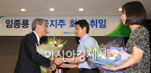 [포토]축하꽃다발 전해받는 임종룡 농협금융지주회장 
