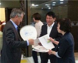 문재인 의원(왼쪽)이 최재성 김현 의원(오른쪽 두번째, 첫번째)에 부채를 받고 부채질을 하고 있다.